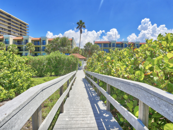 Luxurious Bayfront Condo Steps to beach